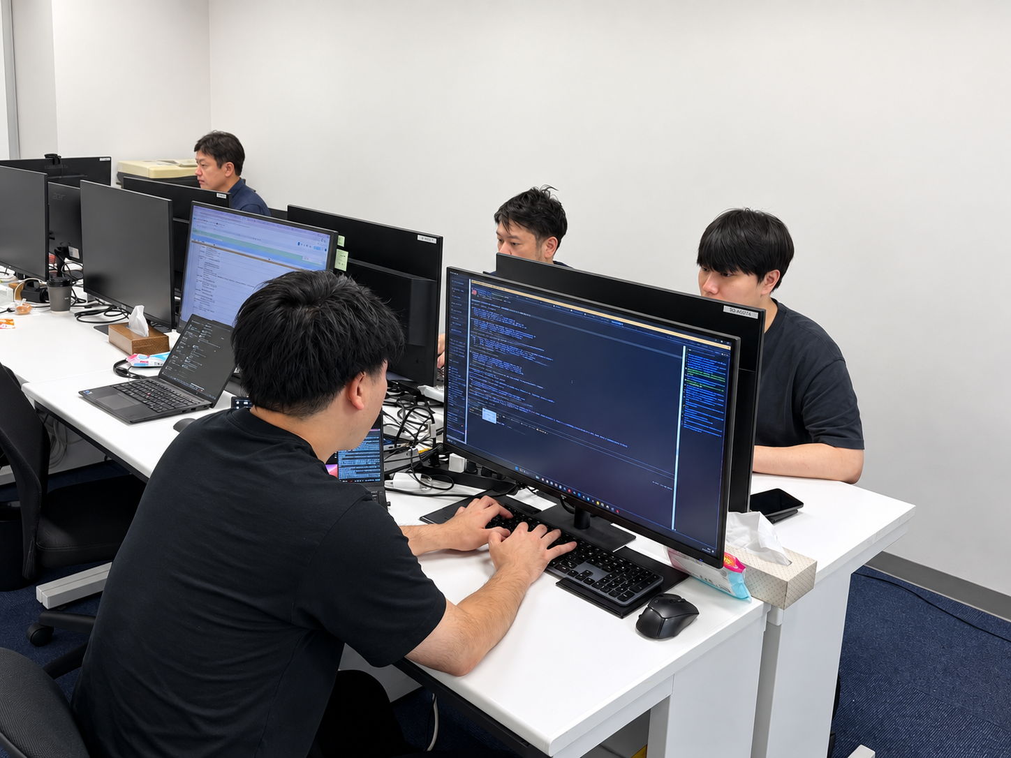 オフィスで開発業務に取り組むメンバー