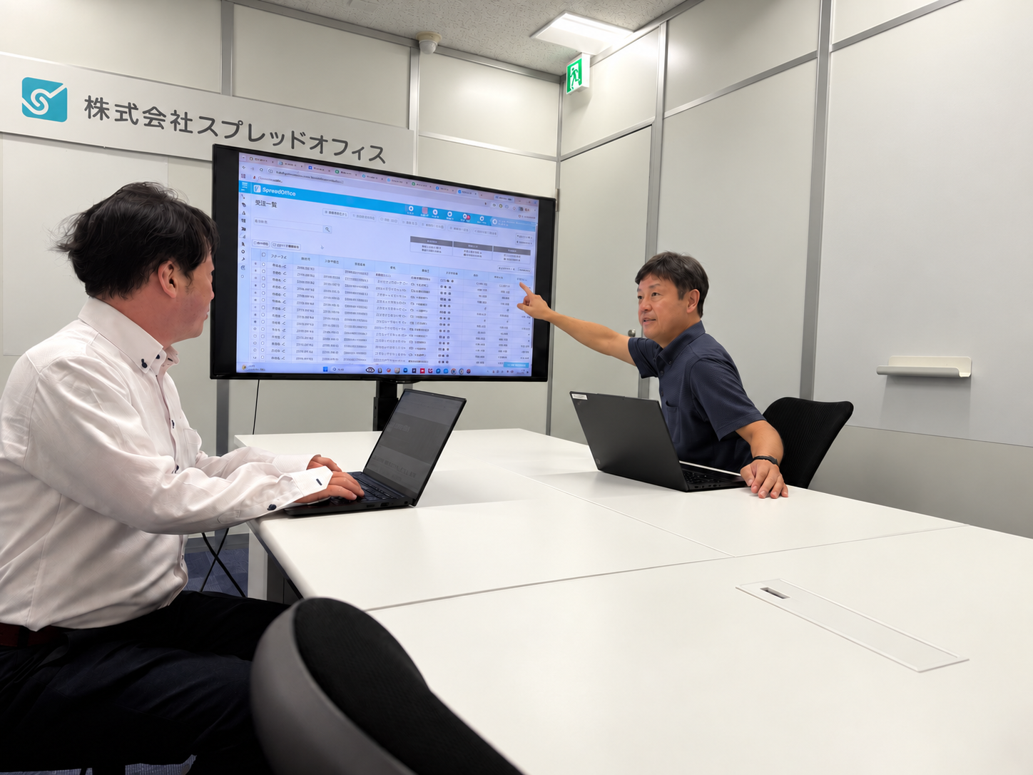 営業メンバーが社内で提案内容を確認する様子
