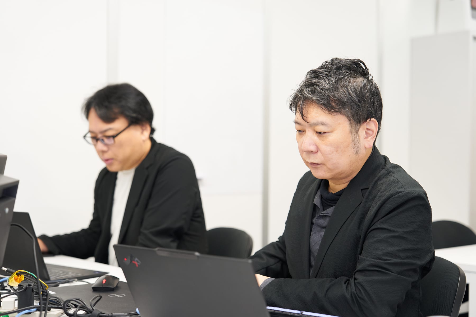 プロジェクトメンバーがオフィスで業務に取り組む様子